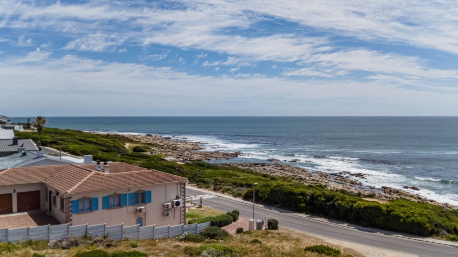 4 Bedroom Property for Sale in Perlemoenbaai Western Cape